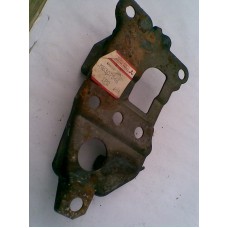 MB307546 MITSUBISHI GALANT VİTES KOL ALT BRAKET 